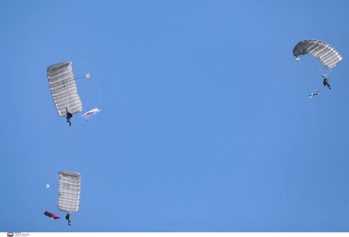 «Orion 21»: «Καταιγίδα» αλεξιπτωτιστών στον Αυλώνα – Τα εντυπωσιακά πλάνα που τους άφησαν όλους άφωνους